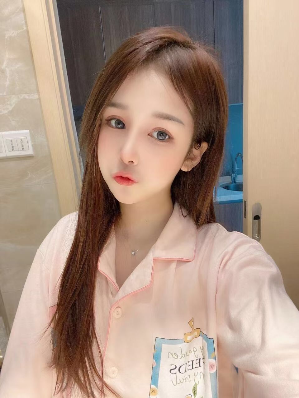 一家私密场子，昨天刚体验的嫩女简直是粉嫩多汁啊