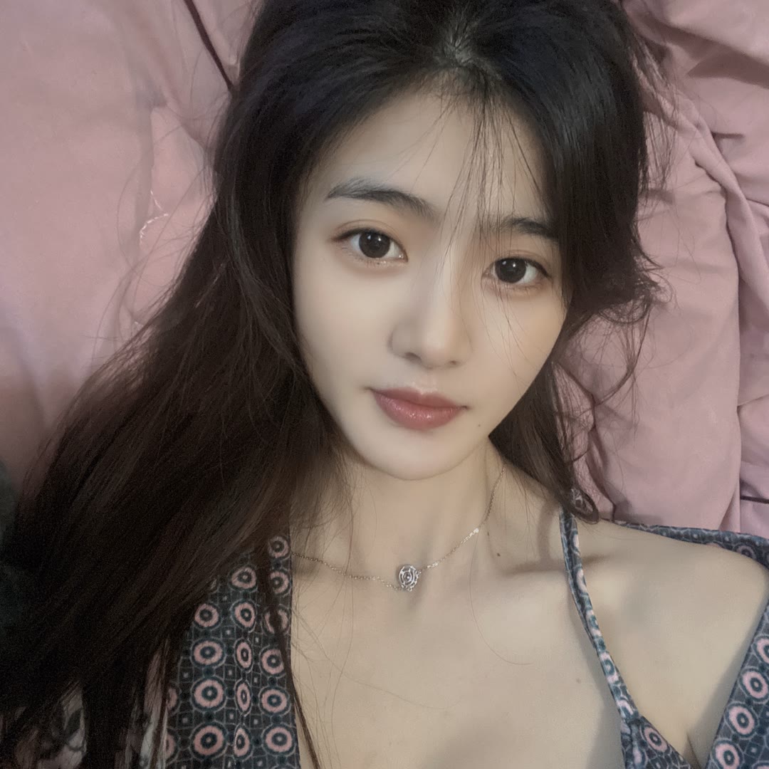 皮肤白嫩，长相清纯，容易出水的温柔妹子