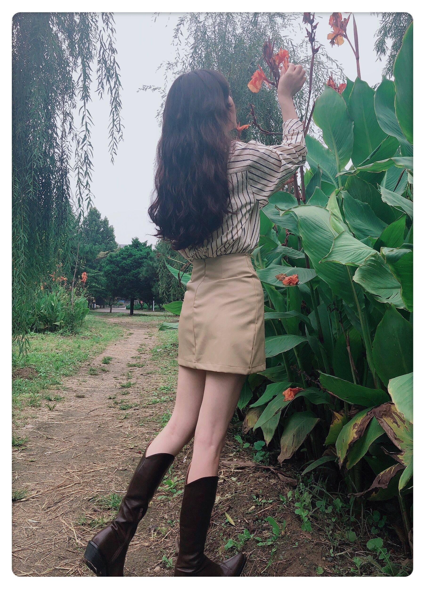 开发刚下水的甘肃辣妹，苗条妩媚水多，配合度高可以 she~吻