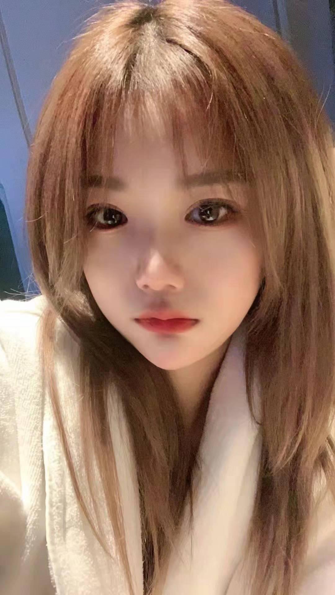 看起来21-22岁的样子 自己有公寓 也可以上门