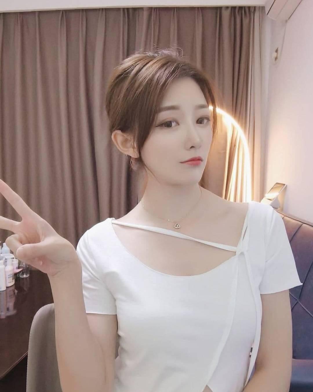 清纯年轻漂亮学妹兼职